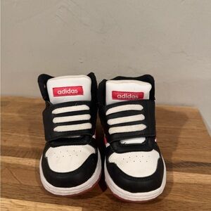 Kids size 7 Adidas Tennis Shoes